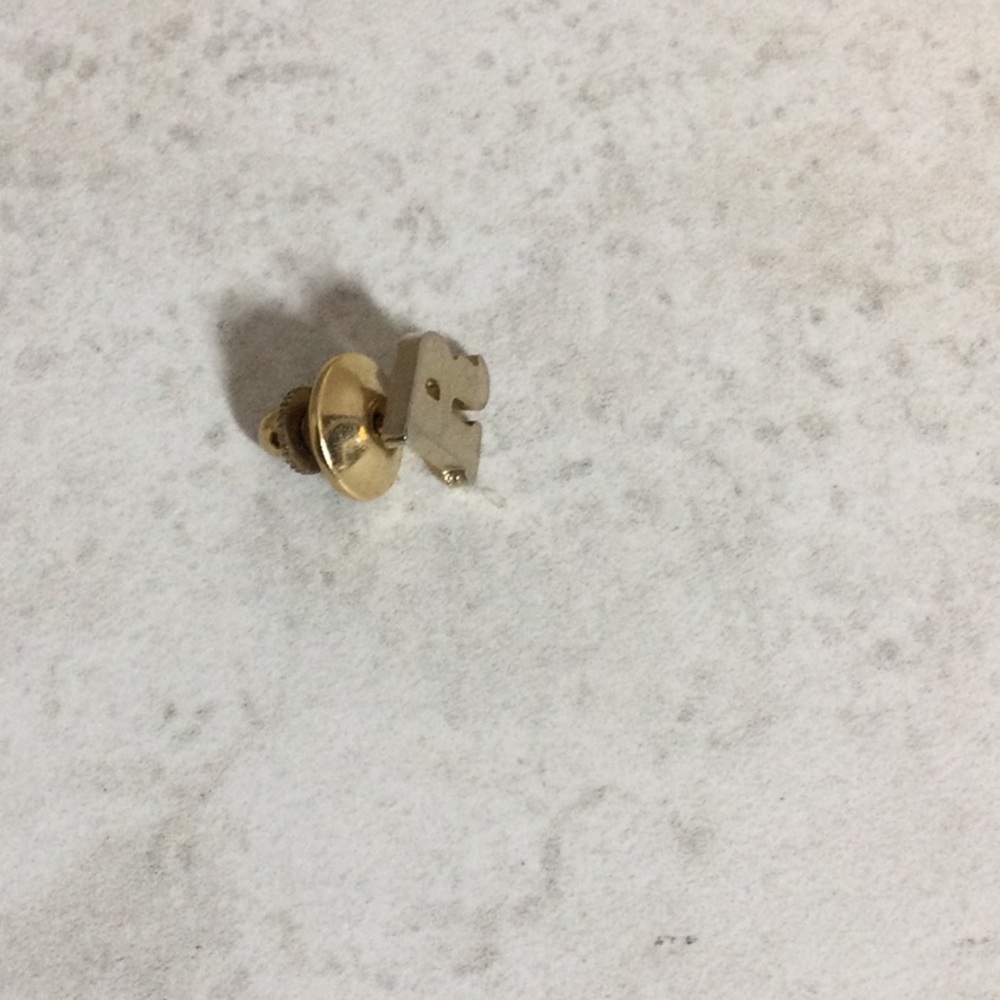 Gold R tie clasp pin - Picture 4 of 6
